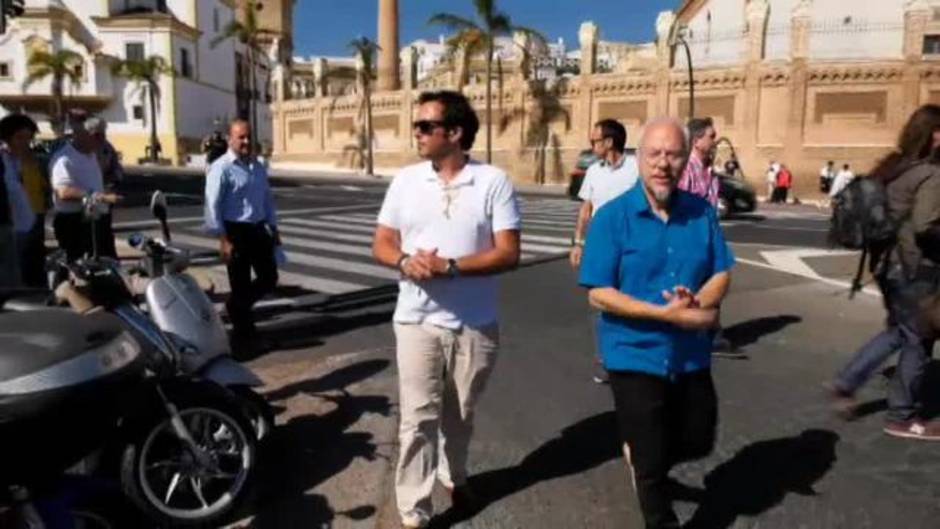 José María González 'Kichi' asiste al izado de la bandera arcoíris en Cádiz