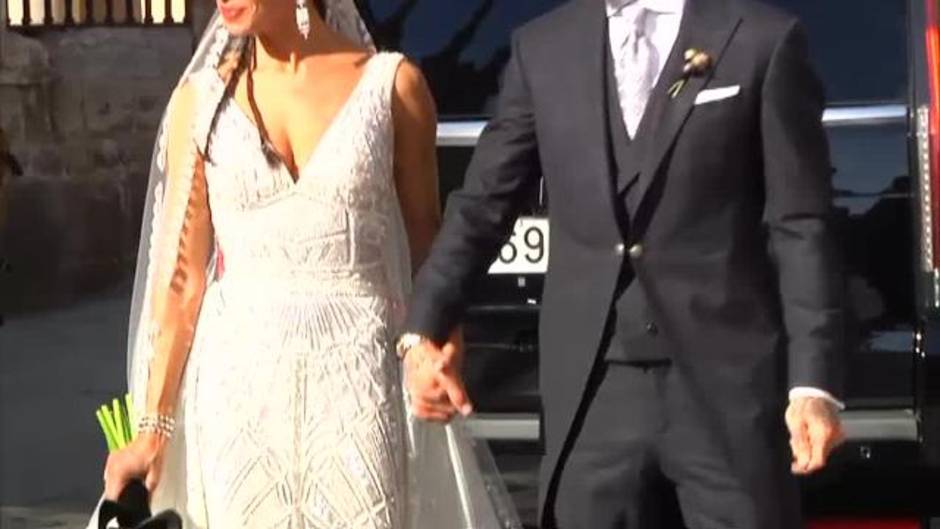 Pilar Rubio y Sergio Ramos protagonizan un romántico beso tras darse el "sí quiero"