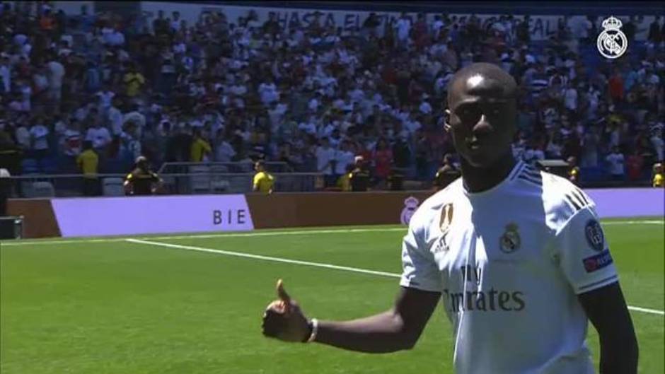 Mendy ya posa con la camiseta del Real Madrid