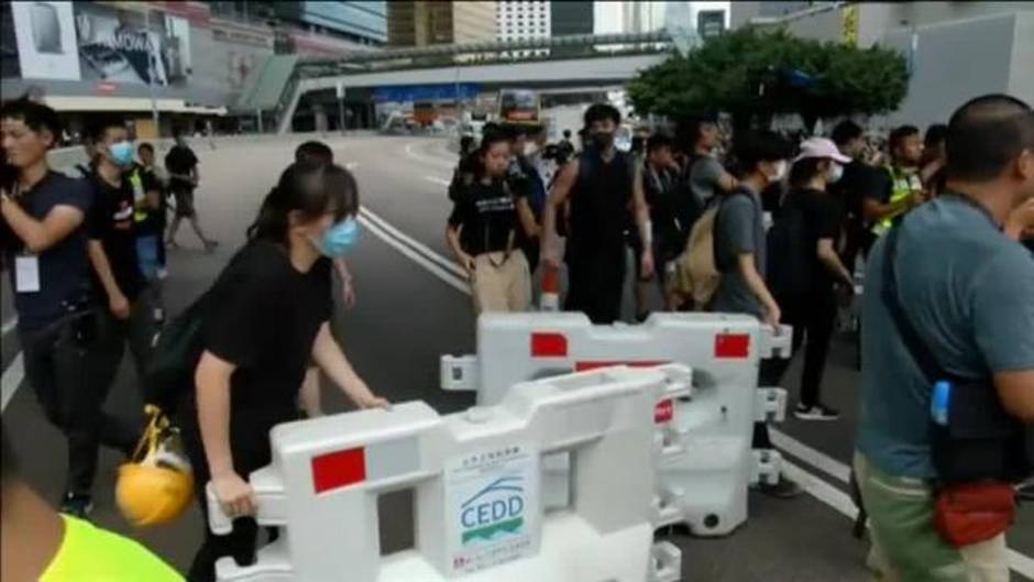 Miles de manifestantes rodean el cuartel general de la Policía en Hong Kong