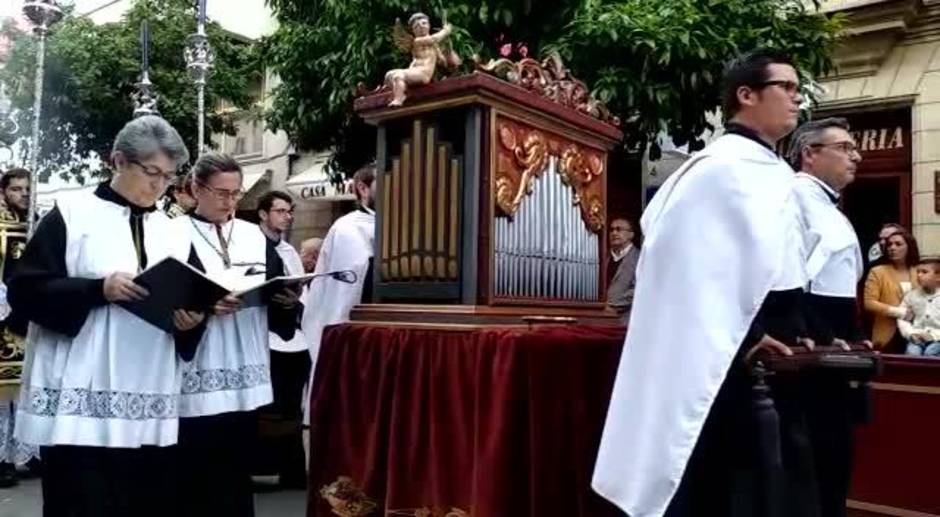 Jerez. Órgano portatil delante de la Virgen del Loreto