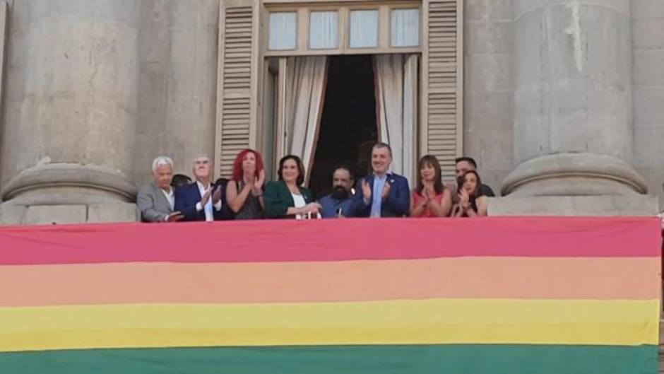 Barcelona cuelga la bandera LGTBI en la fachada del Ayuntamiento