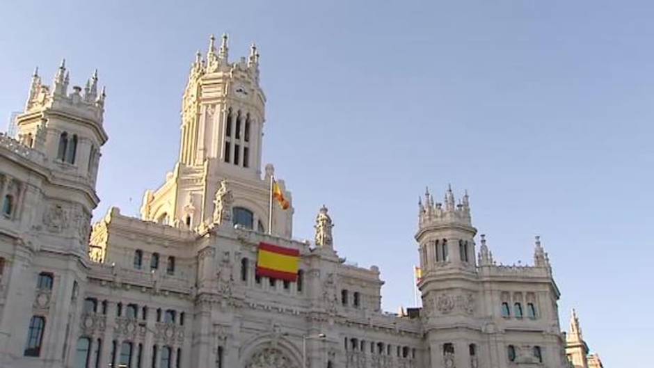 PP Y Ciudadanos ceden ante Vox y colocan una bandera de España en la fachada del Ayuntamiento de Madrid