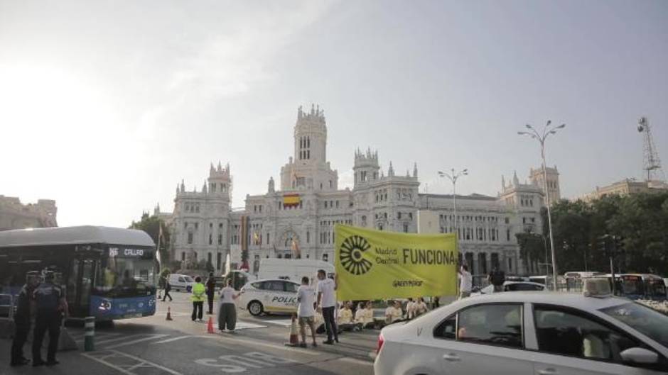 Desalojados activistas de Greenpeace por bloquear acceso a Madrid Central