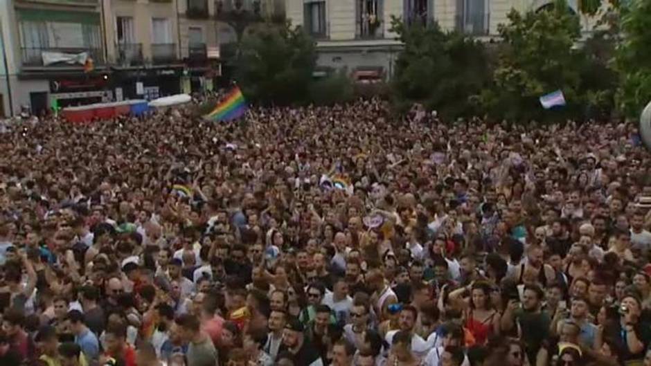 Mónica Naranjo protagoniza el pregón del Orgullo cantando "Sobreviviré"