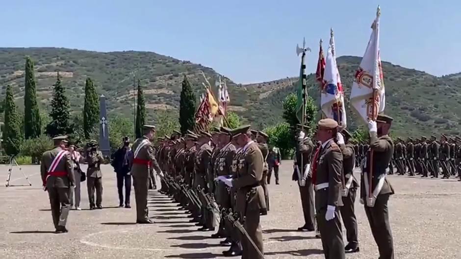 Felipe VI entrega despachos a nuevos sargentos