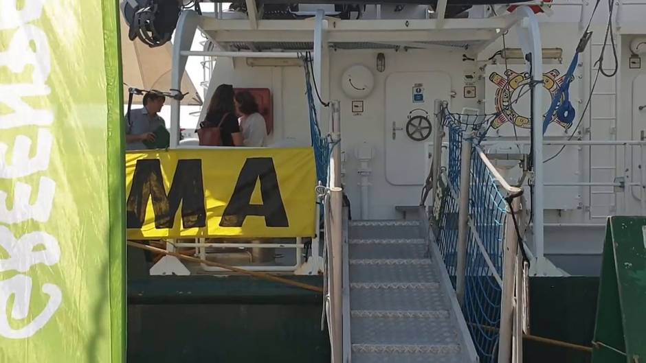 Ada Colau atiende a los medios tras visitar el barco de Greenpeace Rainbow Warrior