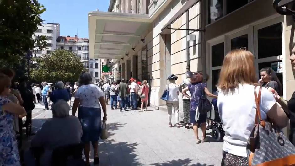 Cola para entrar en la capilla ardiente del actor gijonés Arturo Fernández en Gijón