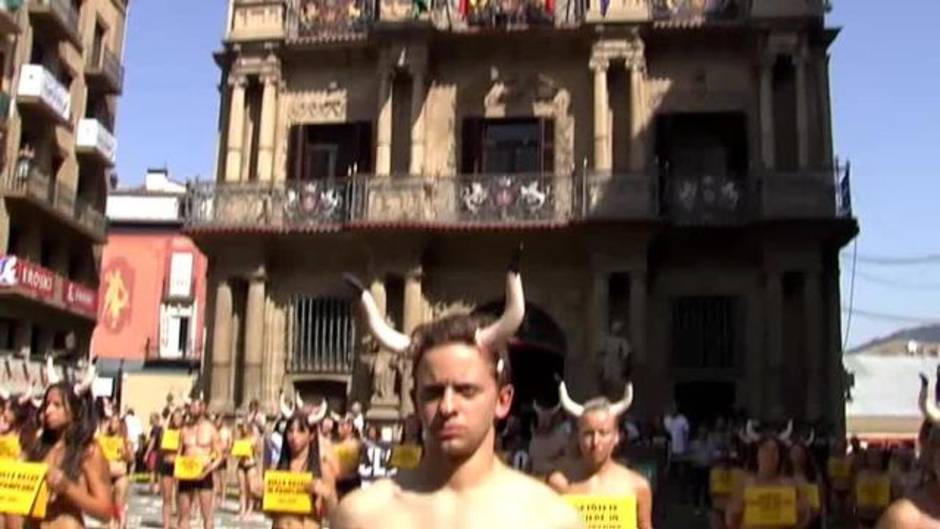 Decenas de animalistas protestan en Pamplona contra los Sanfermines