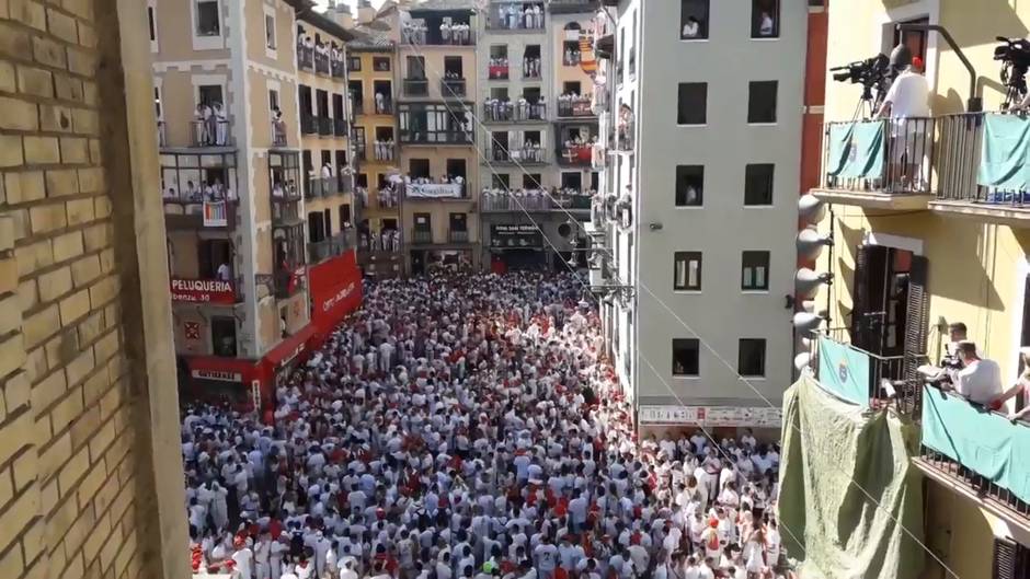 Ambiente en la plaza Consistorial de Pamplona antes del chupinazo de Sanfermines