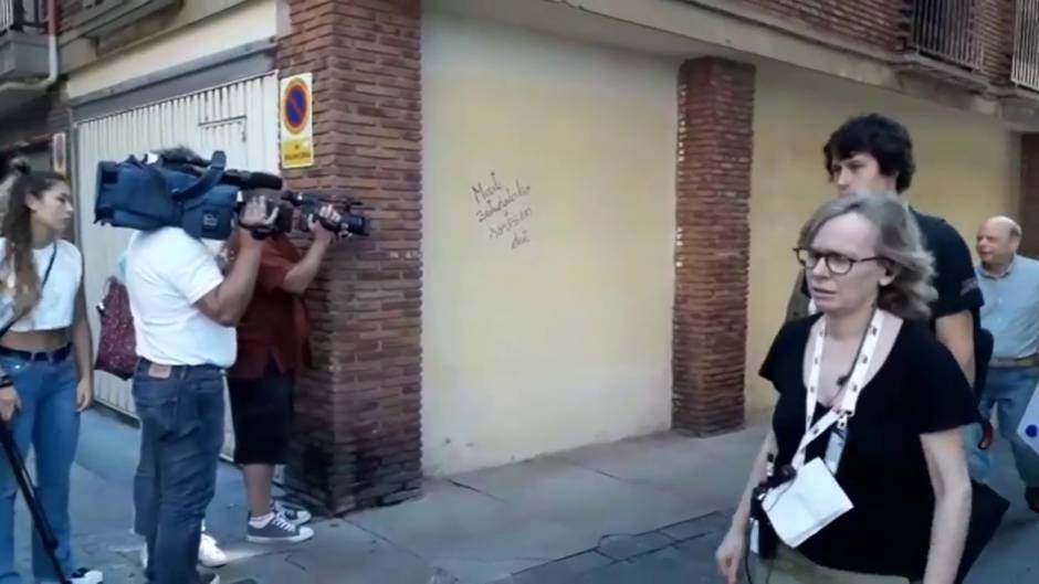 El actor Wally Shawn se dirige al set de rodaje de la película de Woody Allen en San Sebastián