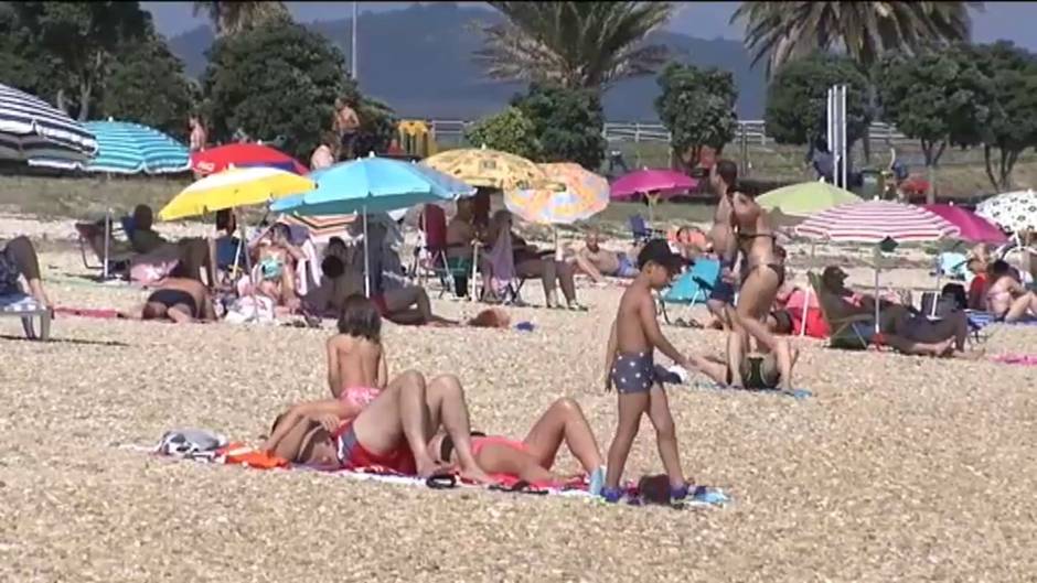 Las mariscadoras en pie de guerra contra los "furtivos de bañador"