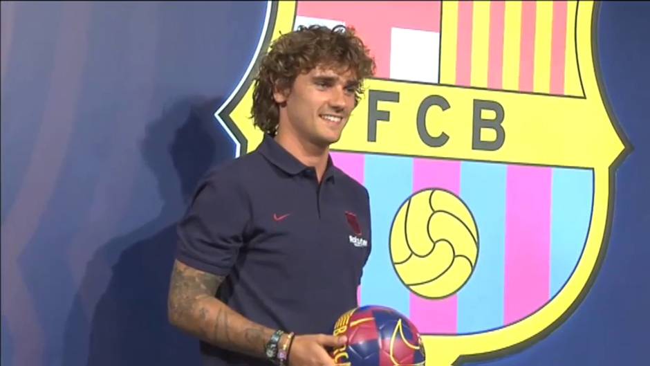 Antoine Griezmann posa ante el escudo del Barça