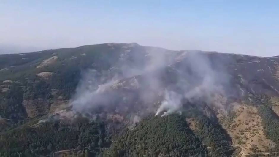 Medios aéreos intervienen en el incendio de Ávila