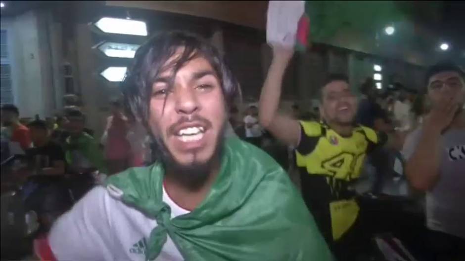 Miles de argelinos celebran la victoria de su selección en la Copa África