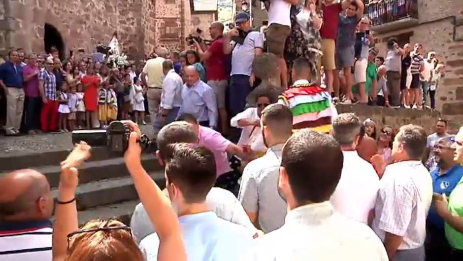 Los danzadores de Anguiano realizan la tradicional bajada con zancos