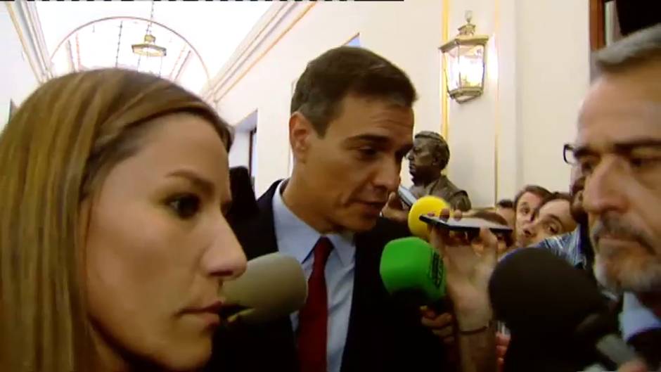 Sánchez abandona el hemiciclo sin cerrar ninguna puerta