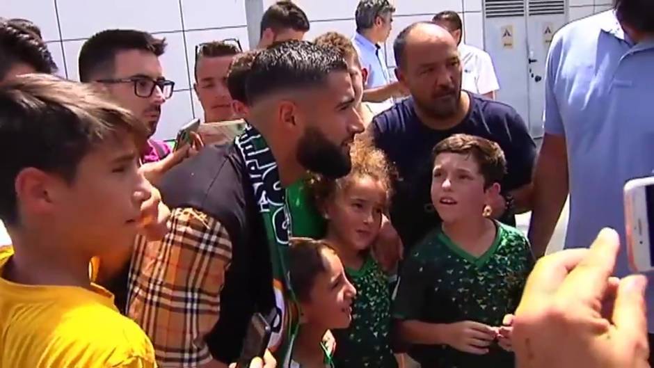 Nabit Fekir ya está en Sevilla para firmar por el Betis