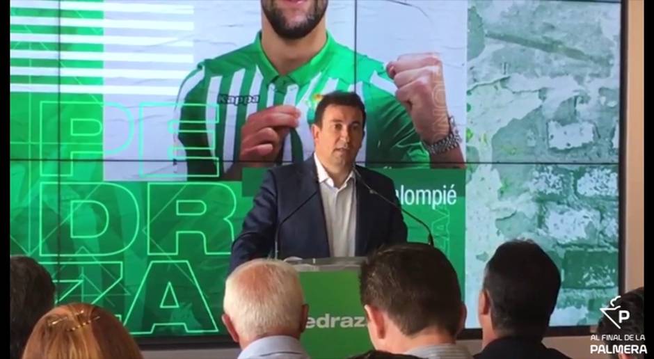 José Miguel López Catalán, vicepresidente del Real Betis, da la bienvenida a Pedraza