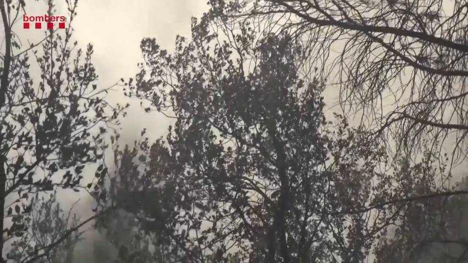 Bomberos siguen trabajando en el incencio de Capellades