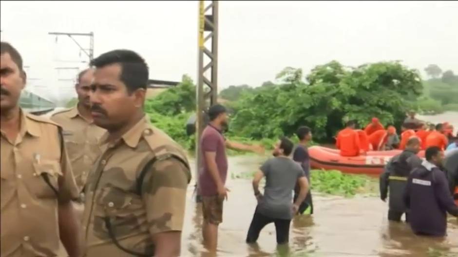 Rescatan a 900 personas de un tren en India que se quedó parado por las lluvias monzónicas