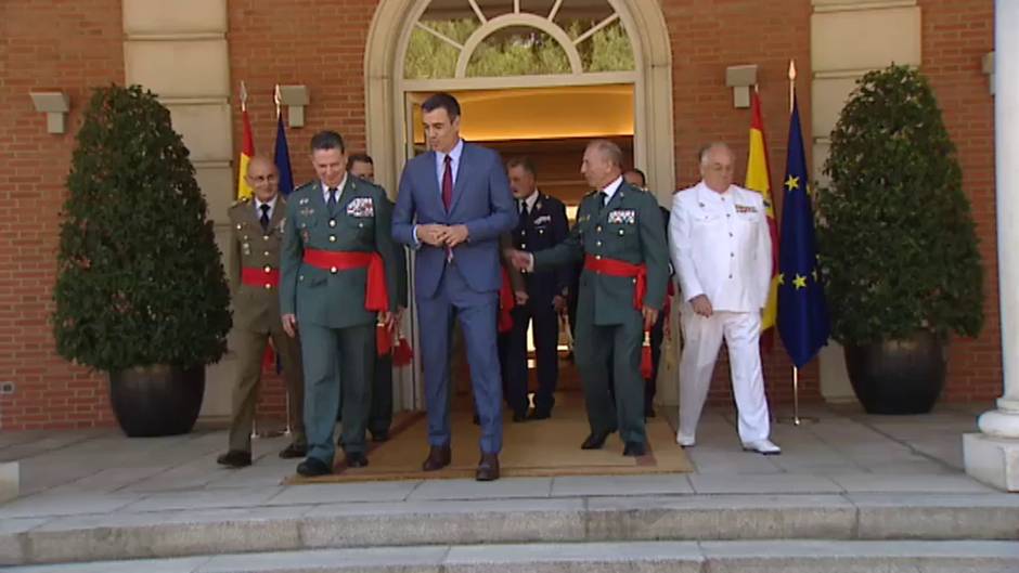 Sánchez recibe a la primera mujer general