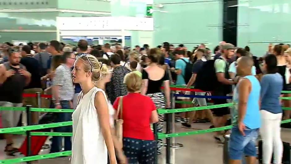 Huelga en aeropuertos y estaciones de tren en días clave de las vacaciones