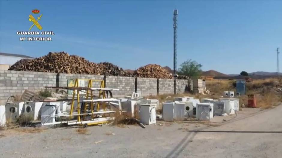 El joven que tiró la nevera en Almería la recoge arrepentido