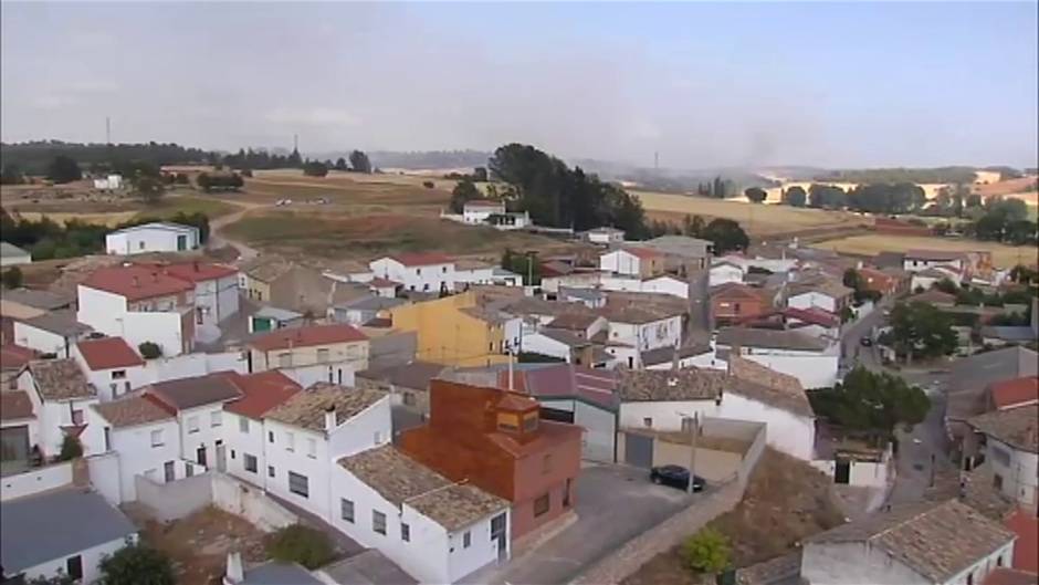 El calor y el viento complican las labores de extinción del incendio de Barchín del Hoyo