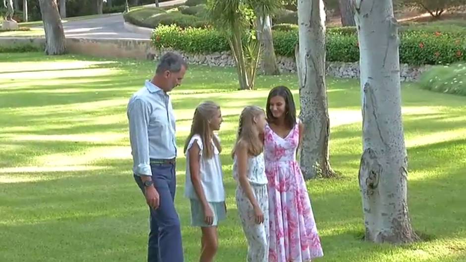 La familia real se fotografía en Palma en el tradicional posado veraniego