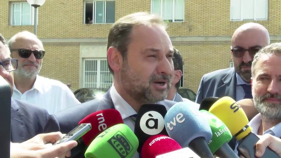 Ábalos no ve las palabras del Rey como una "injerencia"