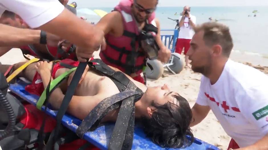 Así realiza Cruz Roja los rescates de bañistas en el mar