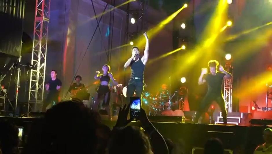 Baladas, ritmo y reivindicaciones con el sello de Carlos Rivera en el Tío Pepe Festival