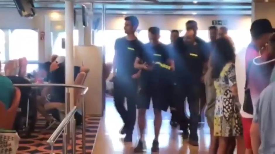 Aplausos a los bomberos de Fuerteventura en su viaje a Gran Canaria