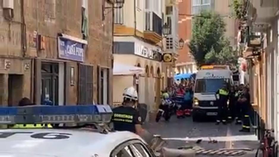 Un gaditano tira la casa por la ventana en el Barrio de la Viña