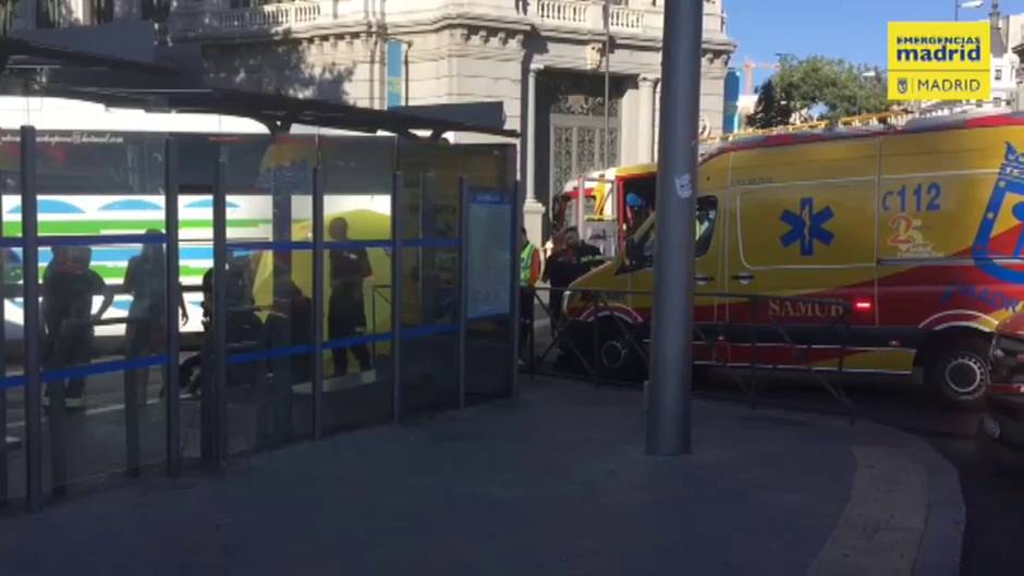 Fallece una motorista tras colisionar contra un autobús en la plaza de Cibeles