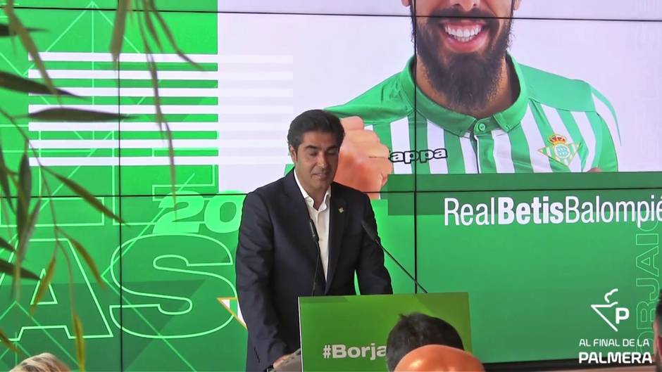 El presidente del Betis, Ángel Haro, da la bienvenida al nuevo fichaje, Borja Iglesias