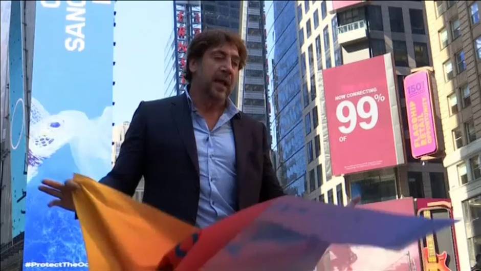 Bardem y Greenpeace piden en Times Square un pacto por lo océanos
