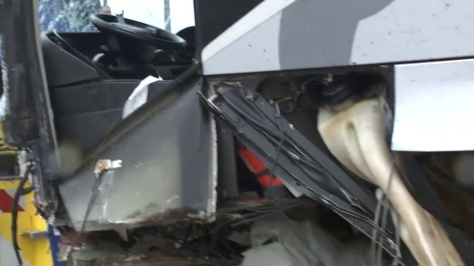 Un muerto y nueve heridos por un choque frontal entre un autobús y un coche