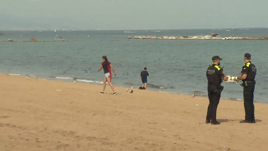 Detonado el proyectil hallado en la playa de Sant Sebastià de Barcelona
