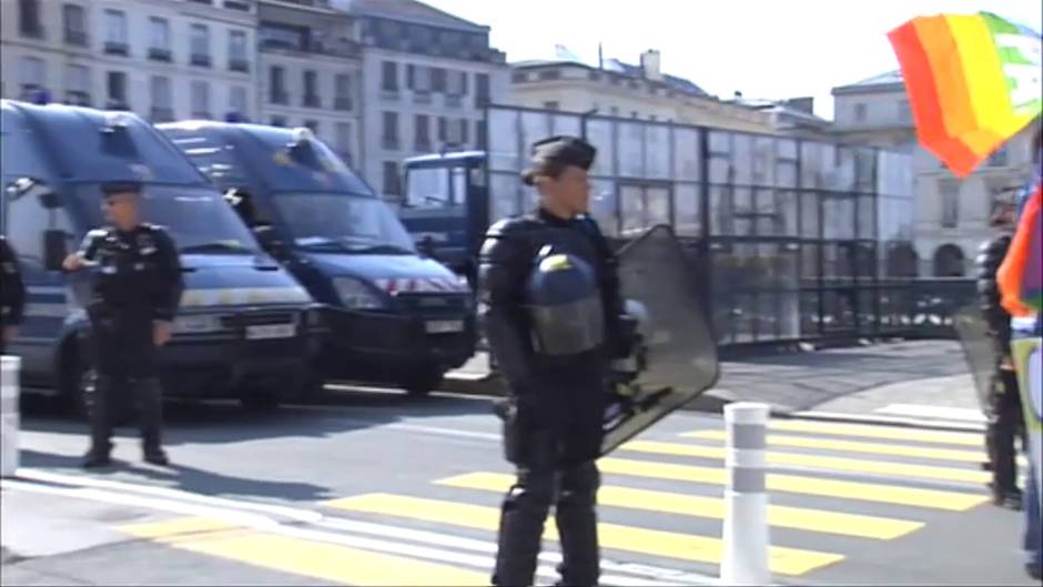 Más de cien personas han sido arrestadas por la policía frente a la cumbre del G7