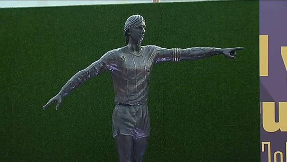 El Barcelona presenta la estatua dedicada a Johan Cruyff
