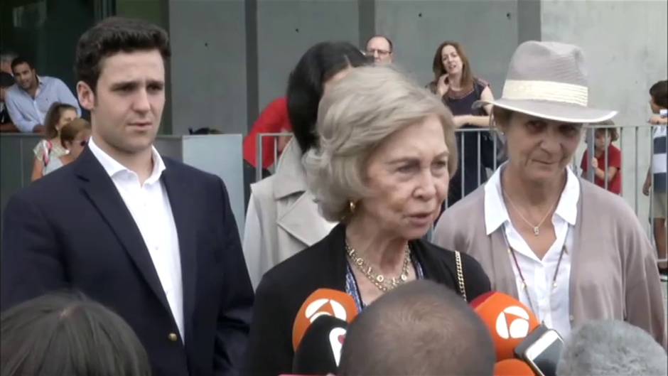 La reina Sofía asegura que don Juan Carlos "está estupendamente"