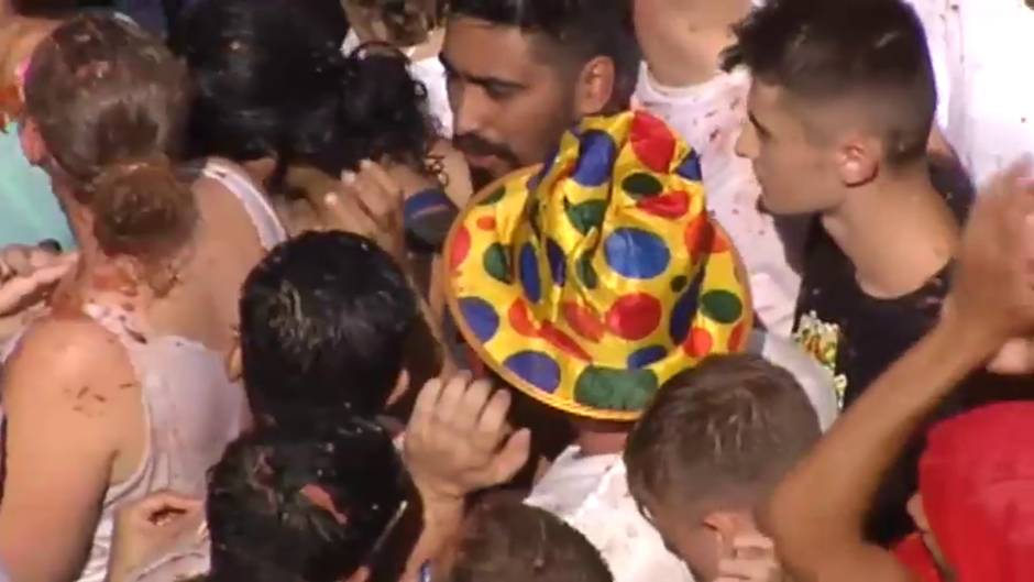 Más de 20.000 personas se han enfrentado a tomatazos en las calles de Buñol