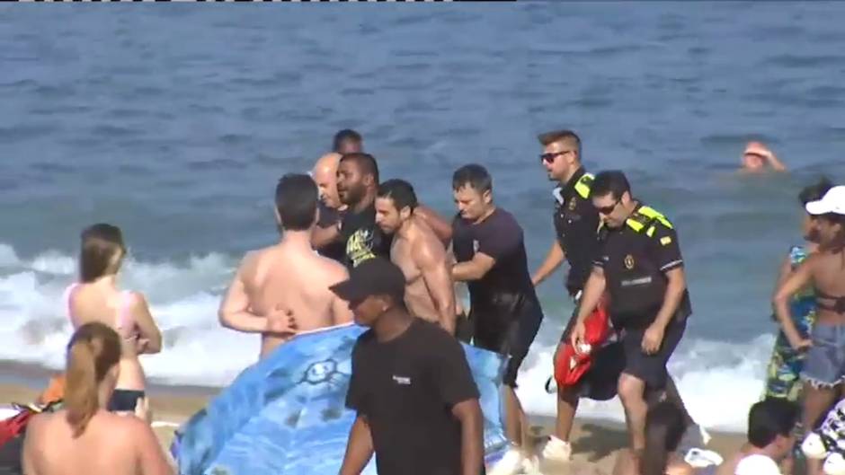 Detienen a nado a un individuo que trataba huir adentrándose en el mar en la Barceloneta