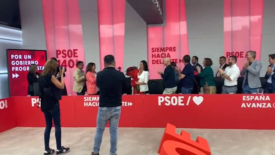 Sánchez entrega un ramo de flores a Concha Andreu