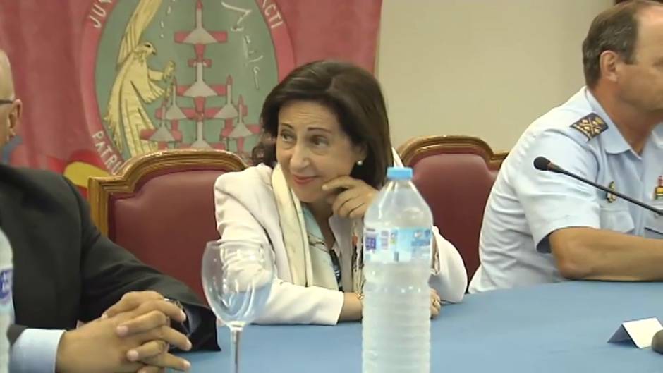 Margarita Robles traslada su "apoyo y solidaridad" al personal de la Academia General del Aire