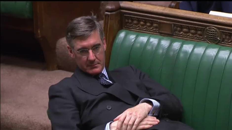 Un diputado se echa la siesta en el Parlamento británico durante el debate clave del Brexit