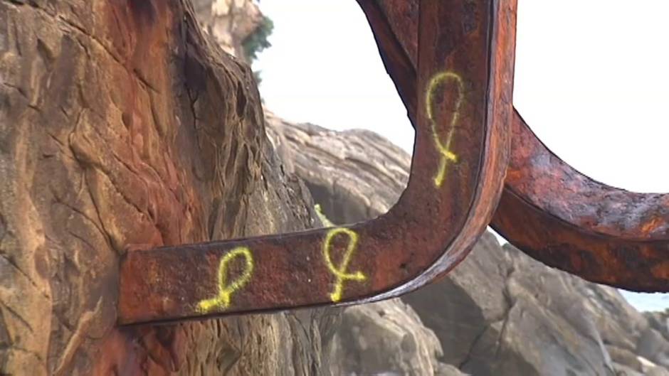 Pintan lazos amarillos en el 'Peine del Viento' de Chillida