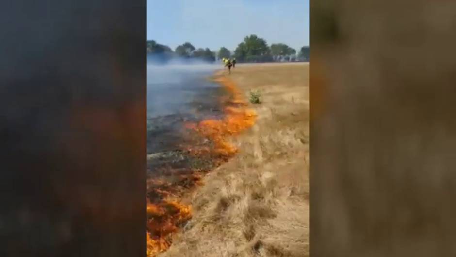 El mayor incendio del verano en Galicia se extiende por varias parroquias de Monforte